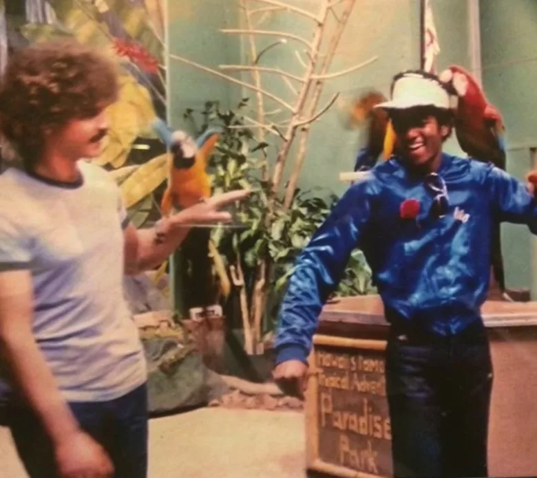 Pai de Bruno Mars junto de Michael Jackson, em 1980 - Foto: Reprodução/X