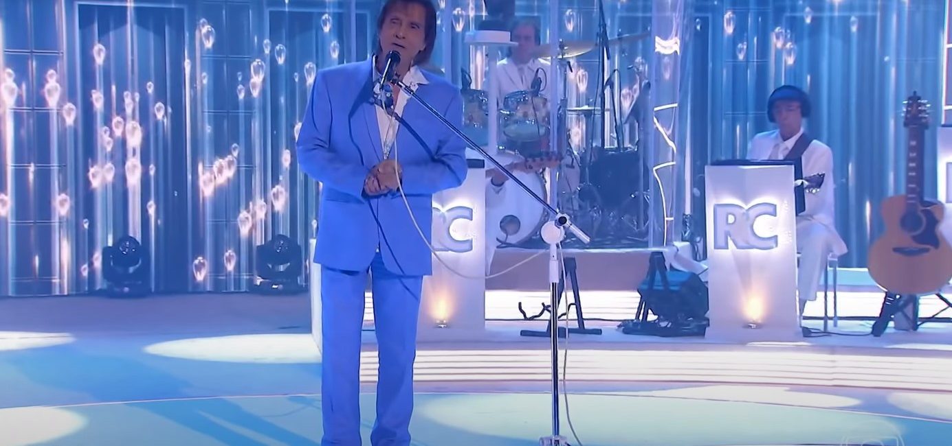 Roberto Carlos cantando