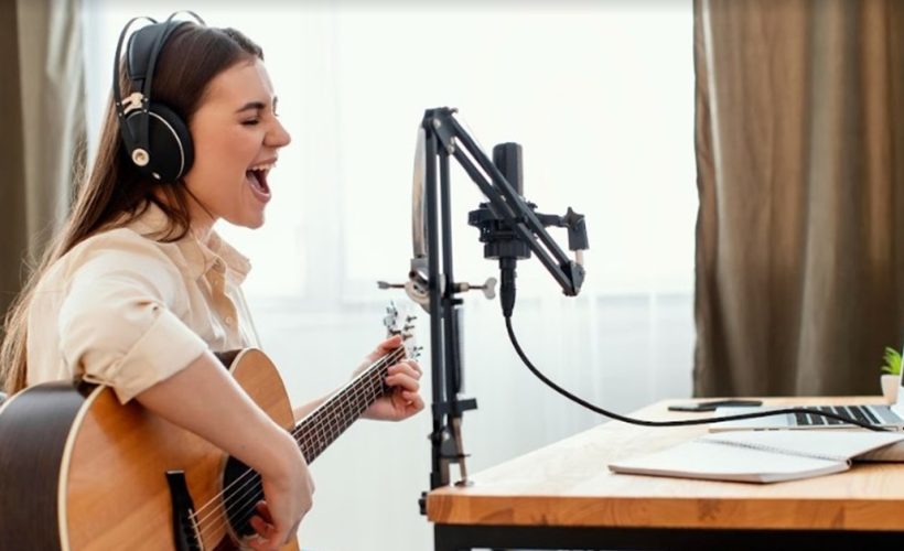 mulher cantando e tocando violão music branding