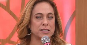 Cissa Guimarães chora muito no velório do ex-marido