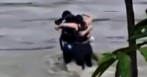 Em vídeo chocante, amigos se abraçam antes de serem arrastados por enchente