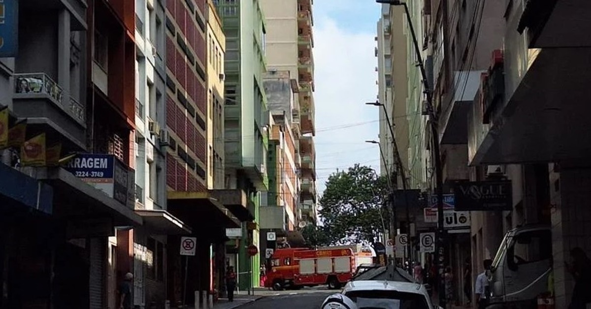 Prédio homem surto - Porto Alegre