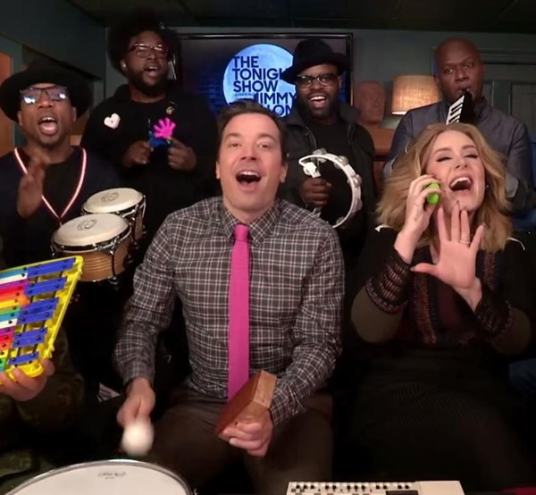 Adele e Jimmy Fallon foram acompanhados da banda The Roots (Reprodução/YouTube)