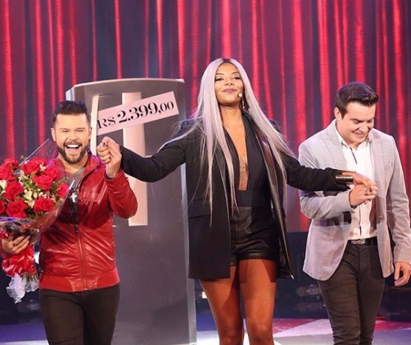 Ludmilla também se confundiu ao dar 'boa noite' às 20h (Carol Caminha/Gshow)