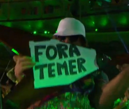 Manifestação do guitarrista foi exibida em telões e na TV (Reprodução/SporTV)