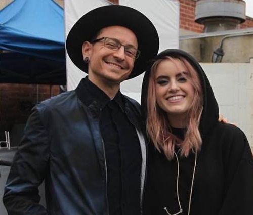 O vocalista Chester Bennington ao lado de Kiiara (Reprodução/Facebook)