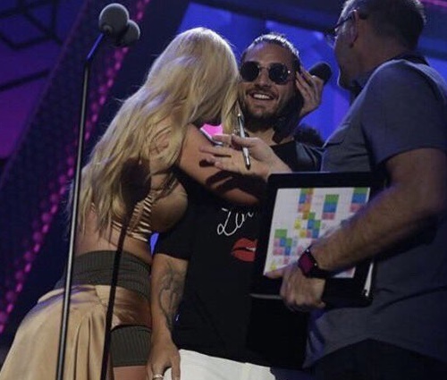 Parceria de Iggy com Maluma deve acontecer durante Premios Juventud (Reprodução)