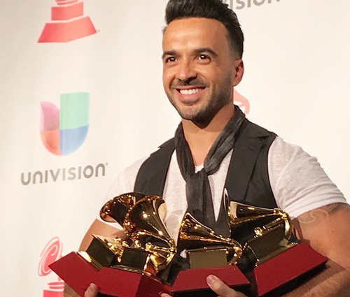 Luis Fonsi dedicou prêmios à família e a Porto Rico (Reprodução/Instagram)