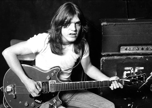 Young fundou e tocou com o AC/DC durante 40 anos (Reprodução/Facebook)