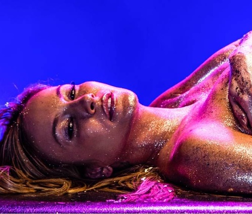Música marca a investida no exterior de Claudia Leitte (Darren Craig/Divulgação)