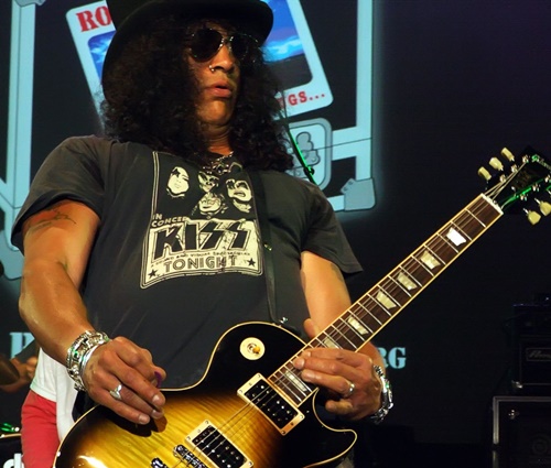 Slash é um dos guitarristas famosos por usar instrumentos da Gibson (Wikimedia)