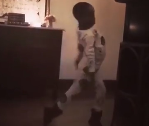 Vídeo mostra uma das gêmeas fazendo vários passos de dança (Reprod./Instagram)