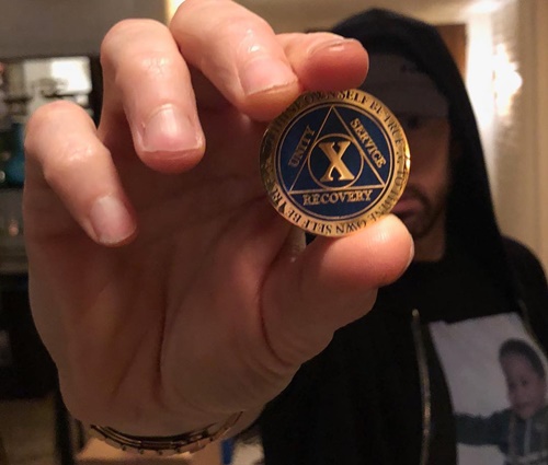 No Instagram, Eminem mostrou medalha de centro de reabilitação (Reprodução)