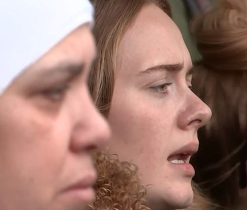 Adele cantou 'Lean on me' com grupo de sobreviventes e familiares (Reprodução)