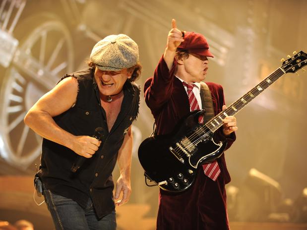 Brian Johnson (esq.) pode ficar surdo caso continue a fazer shows (Reprod./FB)